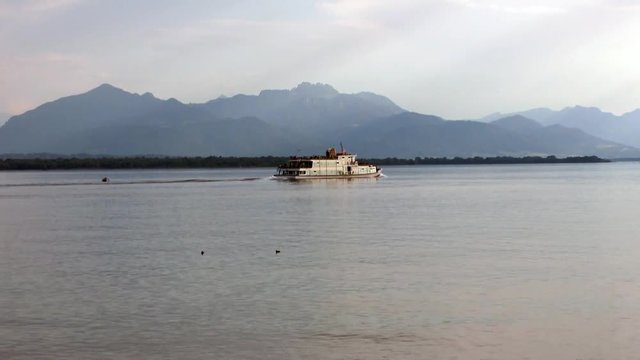 Chiemsee mit Alpen