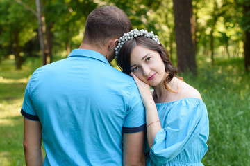 Obraz premium pregnancy, love, people and expectation concept - happy pregnant woman with her husband