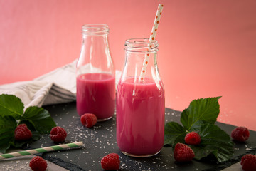 Himbeer Smoothie mit Strohhalm auf Schieferplatte horizontal