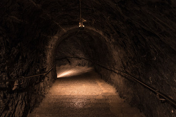 Beleuchteter Tunnel im Fels