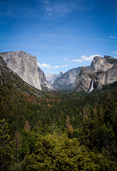 Tunnel View im Yosemite National Park Kalifornien mit Wasserfall