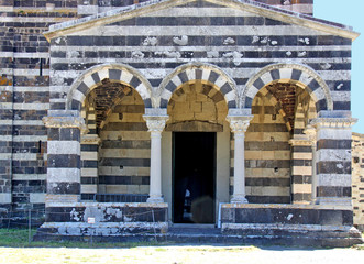 portico della chiesa romanica di Santa Trinità di Saccargia (Sassari, Sardegna)