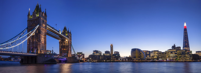 Tower Bridge, The Shard und die City of London während der Blauen Stunde