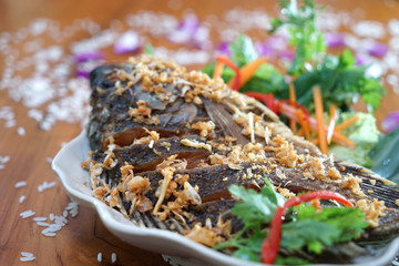 Fried fish, garlic is a healthy food. For people lose weight.