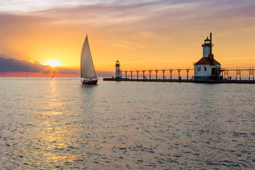 Verduisterende rolgordijnen Vuurtoren St. Joseph Lighthouses and Sailboat Solstice Sundown - St. Joseph, Michigan on Lake Michigan