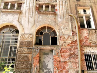 Ruinen. Ehemalige sowjetische Kaserne. Ehemals Lahmanns Sanatorium. Dresden. Weißer Hirsch.
