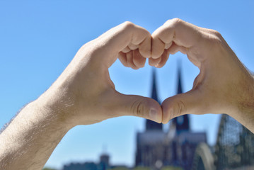 Liebe Zeichen vor Kölner Dom bei Tag