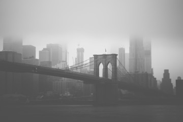Brooklyn Bridge i NYC skyline w stylu czarno-białym - 162007284