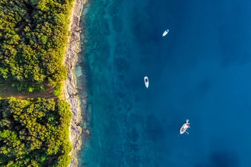 Papier Peint photo Photo aérienne Zone côtière avec trois bateaux sur l& 39 eau bleue claire et forêt sur terre - vue aérienne prise par drone