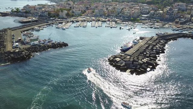 entrata e uscita dal porto turistico