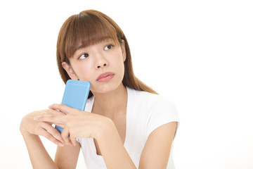 スマートフォンを持つ女性