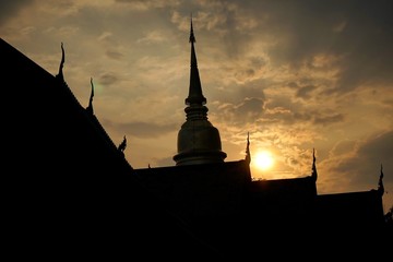 Obraz premium Wat(Temple) is a place that Thais like to visit. And very relevant to the daily lives of Thais. There are important things in temples, such as chapels, pagodas and rituals related to these things.