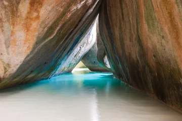 Foto op Plexiglas Tropisch strand Beroemde strand en rotsformatie genaamd The Bath op Virgin Gorda, Britse Maagdeneilanden