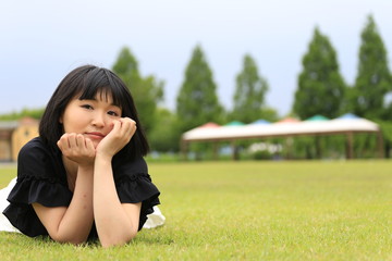 芝生の広場と女性