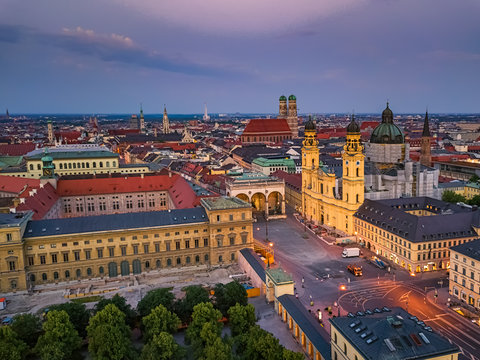 Der Odeonsplatz in M&uuml;nchen mit der Frauenkirche im Hintergrund