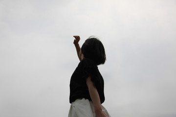 空を見上げる女性