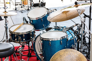 Plakat detailed view of drum kit setup standing on concert outdoor stage