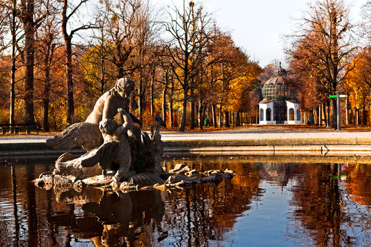 'Madonna and her hellions': Autumn pond in Schoenbrunn park_Vienna