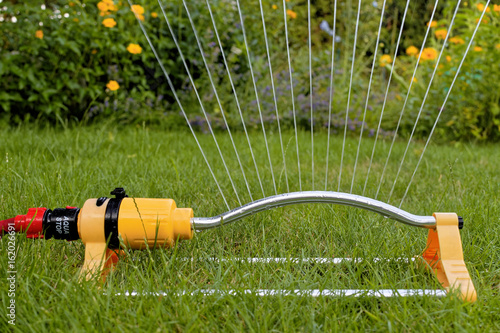 "Rasen sprengen" Stockfotos und lizenzfreie Bilder auf Fotolia.com