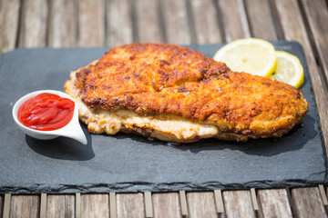 Cordon bleu mit Zitrone und Ketchup