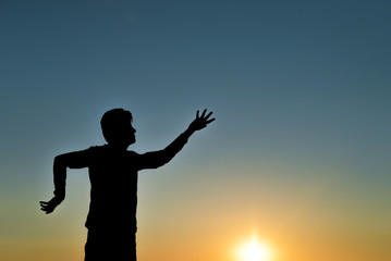 Gün doğumunda dans