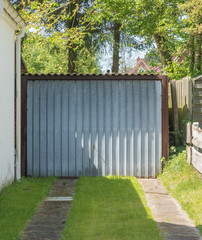 Alte Garage mit einem Blechtor