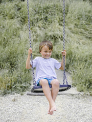 kind, bub, junge spielt auf einem kinderspielplatz