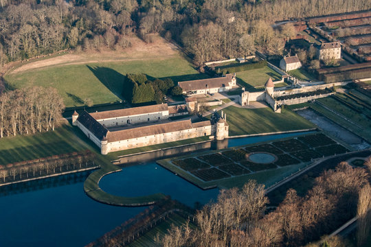 Vue aérienne du château de Villarceaux en France