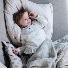 Kleines müdes Mädchen reibt sich die Augen