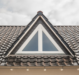 Dach moderne Dachgaube als Spitzgaube mit Dreiecksfenster in weißem PVC - Roof modern dormer as a...