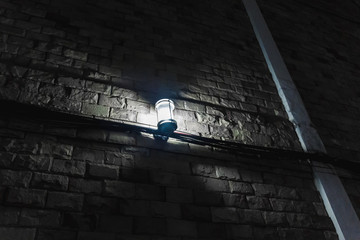 夜の　ライト　と　壁