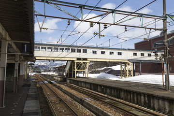 Fototapeta premium 越後中里駅と雪山の風景