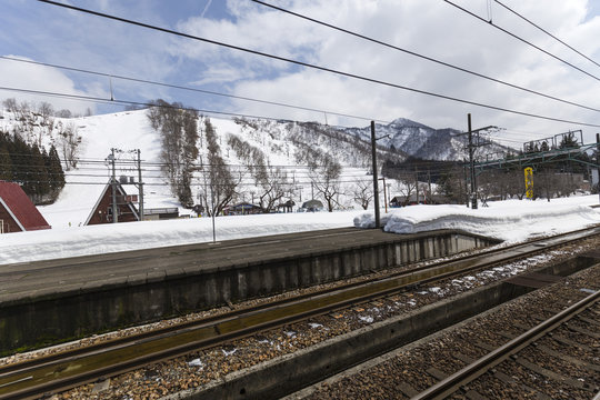 越後中里駅と雪山の風景