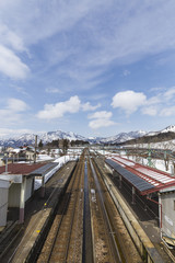 Fototapeta premium 越後中里駅と雪山の風景