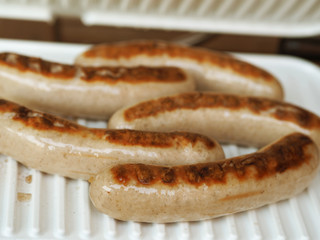 Bratwurst auf einem Elektrogrill, Rauchfreies Grillen