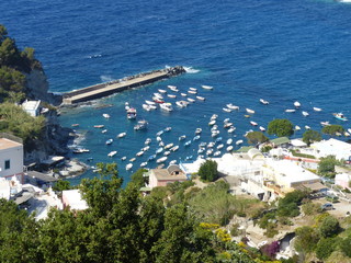Barche in un porticciolo dell'Isola di Ponza in Italia.