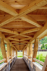 Holzdachkonstruktion einer Brücke in Österreich