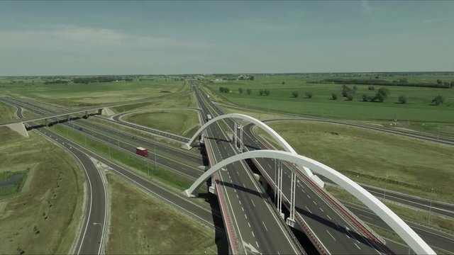 LKW auf einer Landstra&szlig;e