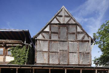 Fototapeta na wymiar altes, verfallenes Fachwerkhaus aus Holz