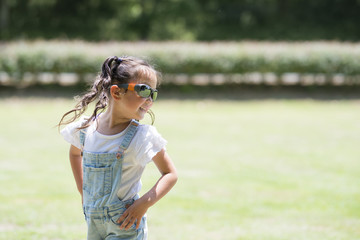 Naklejka premium Little girl wearing sunglasses
