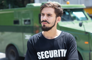 Security Mann bewacht Geldtransporter
