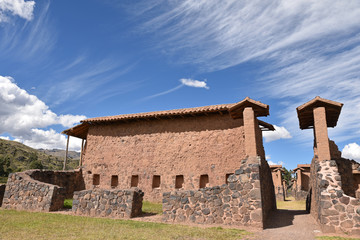 Fototapeta na wymiar Maison inca sur le site de Raqchi au Pérou