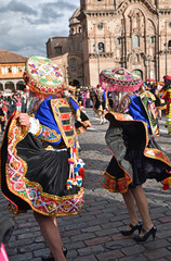 Péruviennes dansant un jour de fête plaza de Armas à Cusco au Pérou