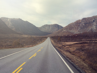 Einsame Straße in Norwegen mit Bergen