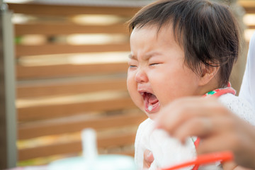 可愛い赤ちゃんがご飯を食べる