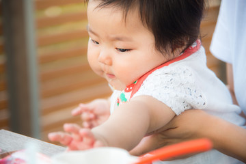 可愛い赤ちゃんがご飯を食べる