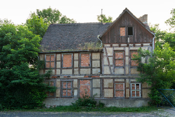 Fototapeta na wymiar old house / Facade of an uninhabited, decayed half-timbered house