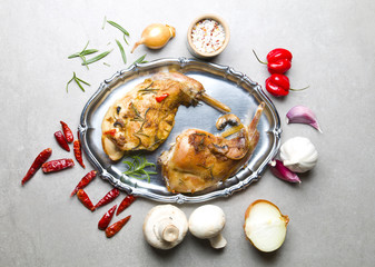 Pieczone nogi z królika z przyprawami © Patryk Michalski