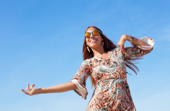 Tanzende junge Hippie-Frau