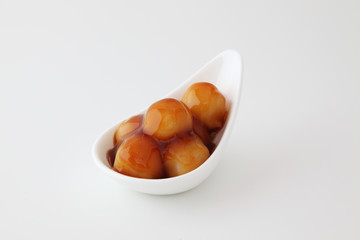 お皿にのせた みたらし団子 だんご 和菓子 白背景